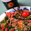 牛ニラトマトとボルドーの赤