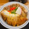 邪魔するヤツは箸先ひとつでダウンさ！「ゆあっしゃー！」なかつやの【トリプルカツ丼】