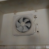 台所のプロペラ式換気扇を自分で交換。壁にコンセントがあれば無資格で可能。サイズは要注意。