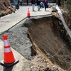 バックホーが100m崖下転落 道路崩落で作業員死亡 安曇野市の事故の全容