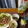 エスニック肉野菜炒め、ほうれん草と椎茸の煮浸し、根菜の煮物、ホワイトリカーの水割りwithすだち