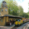 ミニ列車・メリーゴーランドと充実の遊具！オークメドー公園