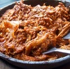 チロリオ（北米の肉料理5）メキシコ発祥の豚肉料理．様々なスパイスを使用し，肉がほろほろと崩れるまで煮込んで作られます．ブリトー，タコス，エンチラーダなど，様々な料理に活用できます．もとは，メキシコで肉が腐るのを防ぐために考案されました．スパイスと酢が腐敗を遅らせる役割を果たします．現在では伝統的なメキシコ料理として，その素晴らしい風味を楽しむために作られるようになり，多くのレストランで味わうことができ，缶詰のバージョンも購入可能です．