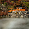 大阪の紅葉スポット、箕面の勝尾寺へ。スモークの演出がまるで中国みたいだった。