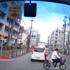 子供乗せた自転車を運転する母親がノールック横断がやばすぎる動画 命軽視にしか見えない