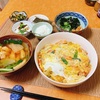 かき揚げ天とじ丼と、わかめの酢の物に小鉢を並べた朝ご飯