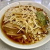 【今週のラーメン４７５４】 丸幸 （東京・武蔵境）ネギチャーシューメン ＋ チャーシュー皿 ＋ アサヒスーパードライ ＋ 日本酒 多満自慢 熱燗　〜時代越え受継がれる味！素朴な味わい弾けるご馳走麺！ネギチャーシューメン！激しくオススメ！