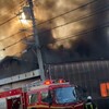 夜だるま速報/静岡県裾野市深良付近 建物から炎と黒煙あがる火災1月7日