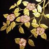何となく長引いていた作品を完成させました。卵殻と蒔絵の椿。