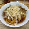 【今週のラーメン４７１７】 丸幸 （東京・武蔵境） ネギラーメン ＋ メンマ皿 ＋ 清酒 多満自慢　〜まさにオヤジの楽園！休日過ごすにうってつけ！酒でまどろい麺を楽しむ止まり木スポット！