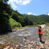 夏はひたすら、川で涼む。息子ははしゃぐ。