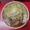 ラーメン二郎 上野毛店 - スープの「薄味」「油少なめ」改めて検証。油の粒々が非常にキメ細やかで、油分が抑えられてマットな仕上がりなのが一目で見て取れる。味と重みのバランスも最後まで良好を維持。ボリューム感の割に意外と食べられたのも油少なめの恩恵か。豚は岩礁のようなゴロゴロが3塊。脂身成分皆無のしっとりマット仕様。カタメ麺はフニモチ感が本当に旨い。
