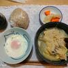 レンチン目玉焼き。野菜味噌汁。大根と人参の古漬け