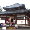 造幣局の通り抜けと醍醐の葉桜（７）国宝・東大寺梵鐘の前を通り大仏殿へ。