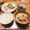 ナポリタンロールに麻婆豆腐、目玉焼き、卵スープの朝ごはん