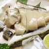 口から溢れるイワガキを生で喰うしあわせは夏の醍醐味