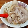 相模大野「東京ぶたくらぶ」で豚ラーメンタマネギ味玉トッピングを食べる。ライトだけどコクがあるスープとプリっプリの太麺は二郎系初心者でも余裕でいけるやつ！