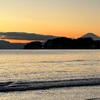 よく晴れた１日．材木座海岸からは，赤い空を背景に富士山がくっきり見えました．土曜日には稲村ヶ崎まで．この時の富士山は頭のてっぺんをほんの少しのぞかせているだけでしたが，入り日をゆっくり満喫してきました．その前に立ち寄った光則寺で出会ったのは，ツワブキ・キク・ノハラアザミの花．マンリョウ・センリョウ・ミカンの実．ドウダンツツジ・カエデ・ミツマタ・タラノキ・イチョウの紅葉/黃葉．