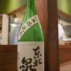 居酒屋で日本酒の一升瓶を撮るときは、柱と主人を入れるとグッと雰囲気がでる