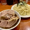 【今週のラーメン５８５９】らあめん 満来（東京・新宿）チャーシューざる　〜肉山盛りに圧倒！仕事の合間に出会った迫力満点の一杯！