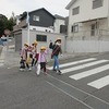 登校の風景①：曇り空の下