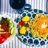 糖質オフを目指して野菜たっぷり　カリカリ梅を刻んでサラダに