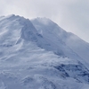 キ～ンと冷たい空気の中、ガスが流れる山頂を眺めました