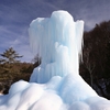 青い。蓼科・小斉の湯に現れた巨大氷柱