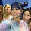 TWICE、ビヨンドライブで新しいヘアスタイル公開…モモは青髪にジヒョは赤髪にチェンジ