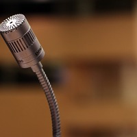 仕事で英語のアナウンスをする人におすすめの練習方法と話す時のコツを教えます。