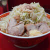 ラーメン二郎 上野毛店 - ハイライトは "ネギ" のお裾分け。分かりやすく清涼感アップで風味がまるっきり変化してびっくり。正直 "二郎" ではなくなってしまう感じありだが、得難い経験をさせて頂き大感謝。いつも以上に飲みやすくなって当然のように完飲。美味しく楽しい時間。