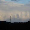 セピア色の夕陽と雨雲の中の虹