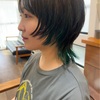ショートでも映える！ビリジアングリーンのインナーカラー×ウルフカット