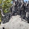 青森県立図書館に本を借りに行ってみた。三木俊治さんの彫刻「行列」も鑑賞。（青森市荒川藤戸）