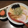 白山市乾町にある中華そば響で、期間限定の能登の塩そば大盛と明太子ご飯。