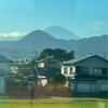 車窓から望めば行く秋富士の嶺 