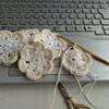 膝の痛み　＊　お花を編んでます