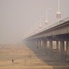 水のない川、体を包み込む大気汚染