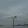 雨の降る前に走る浜と山へ急き走る。