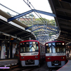 《京急》【写真館402】夏も終わりかけ夕方に日ノ出町で並ぶ赤い電車