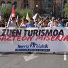 Egungo turismo ereduaren aurka manifestazioak egin dituzte, Ernaik deituta / 観光モデルへの抗議