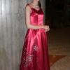  　薔薇の刺繍の真紅ドレス