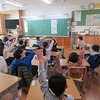 １年生：学級の時間　通知表をもらう