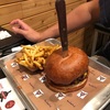 ロサンゼルス・ホーソーンのスポーツ・バーでハンバーガーを食す…