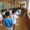 ２年生：生活　広い部屋でおもちゃ遊び