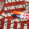 布用染色ペンで古着の色褪せ部分を補修した