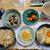玉子かけごはん。いわし水煮缶。野菜味噌汁。茄子と人参の浅漬け。