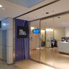 成田空港国内線ANA ARRIVAL LOUNGE（国内線ラウンジ兼用）に入った。窓無しだけど落ち着いた雰囲気