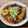 【今週のラーメン４５２８】 麺処 山百合 中央自動車道 石川PA(上り)店 （東京・八王子） 石川ブラックラーメン　〜地元愛と大衆的馴染み易さが溢れる！濃口角煮八王子ラーメン！