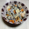 我が家の食卓ものがたり　　ヒジキと鶏肉の具沢山の炊き込みごはん